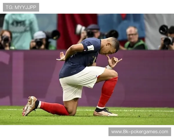 姆巴佩7分钟戴帽后看向助理裁判,庆祝进球瞬间 姆巴佩7分钟戴帽后看向助理裁判,庆祝进球瞬间