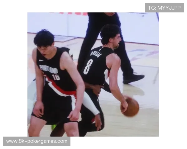 杨瀚森将球鞋赠客场小球迷,引发主场球迷讨论 杨瀚森将球鞋赠客场小球迷,引发主场球迷讨论